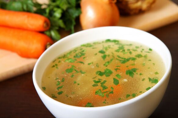A sopa de caldo de carne é un prato delicioso no menú da dieta para beber