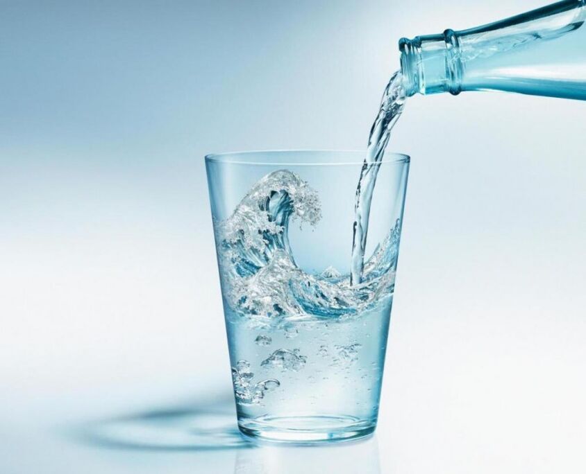Durante a dieta de bebida, cómpre beber moita auga limpa