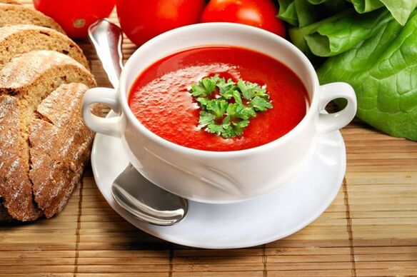 O menú da dieta para beber pódese diversificar con sopa de tomate