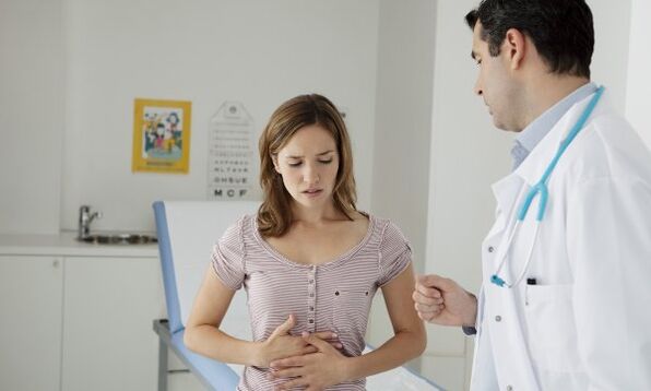 O gastroenterólogo explica en detalle ao paciente con pancreatite como comer para non danar o corpo. 